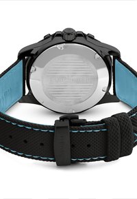 Reloj de silicona negro con una correa texturizada, acentos azules, fondo de acero inoxidable y logotipo grabado; resistente al agua hasta 100 metros.