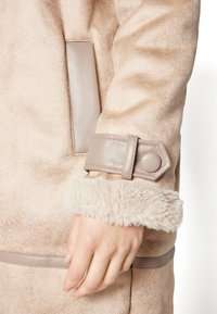 ONLY ONLYLVA BONDED COAT - Klasisks mētelis - humus