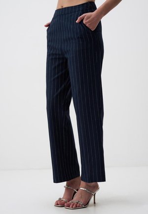 Pantalon bleu marine à rayures avec une coupe ajustée, doté de poches latérales et d'un design à jambe droite, fabriqué dans un tissu lisse.