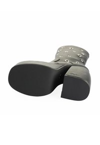 Thumbnail Image 5