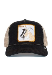 Gorra negra con una parte trasera de malla beige, que presenta un diseño de cabra bordado en un cuadrado con el texto "G.O.A.T." encima.