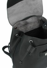 Zwarte leren emmer tas met een gestructureerde buitenkant, grijs suede interieur, trekkoordsluiting en zilveren hardware accenten.