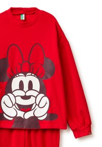 Sudadera de algodón roja con un gran gráfico de un personaje de dibujos animados con un lazo, corte extragrande y puños acanalados.