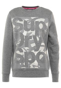 Felpa grigia con stampa camouflage e grande scritta "Super Dry Sport". Presenta un colletto rotondo e polsini a coste. Tessuto testurizzato.