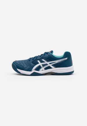 Dunkelblauer Sportschuh mit weißer Sohle und weißen Markenstreifen, türkisfarbener Innenausstattung und Schnürverschluss, aus der Seitenansicht gezeigt.