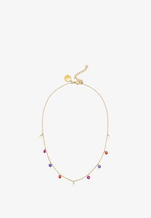 Collier en chaîne dorée avec des perles colorées en rouge, violet et transparent, comprenant un fermoir et une chaîne ajustable pour personnaliser la longueur.