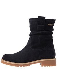 Botas de tobillo de ante negro con un diseño arrugado, un acento de hebilla en la parte superior y una suela de goma texturizada. Incluye una etiqueta de impermeabilidad.