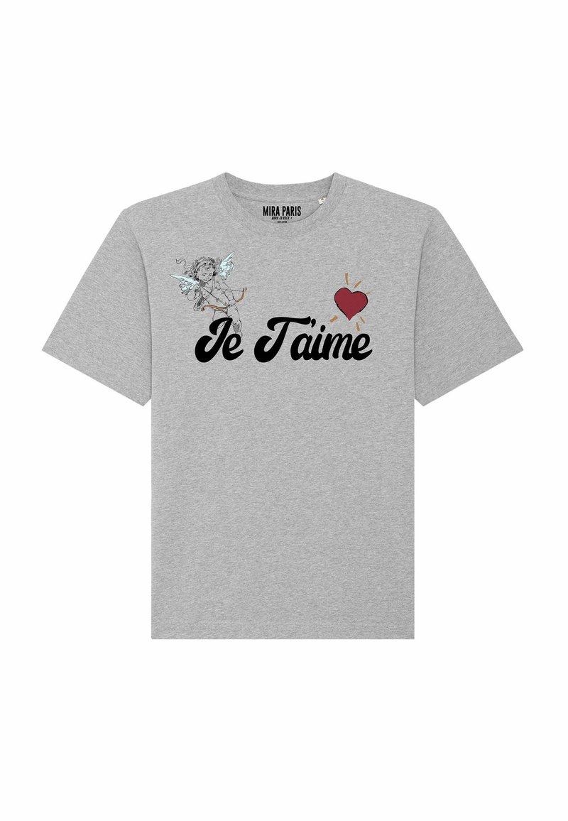 Camiseta de algodón gris con una ilustración de un hada y el texto "Te amo" en negrita de color negro, con un detalle de corazón rojo.