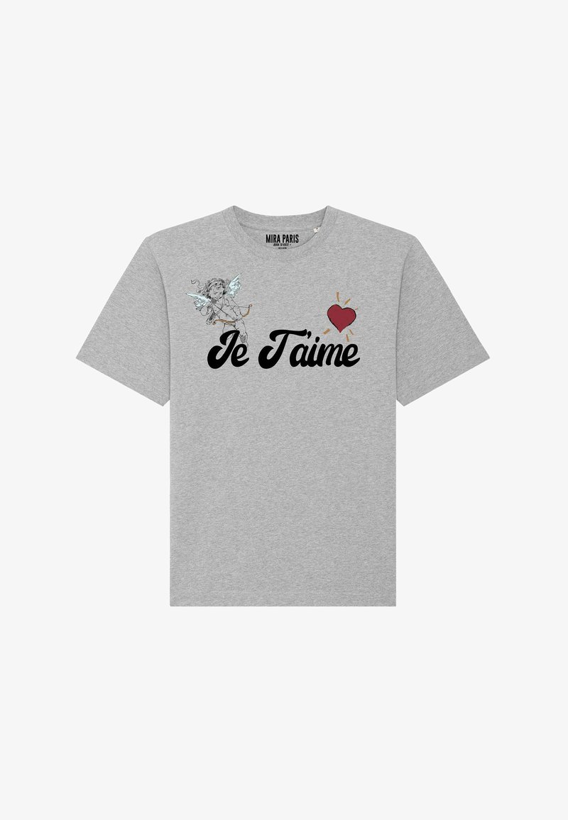 Camiseta de algodón gris con una ilustración de un hada y el texto "Te amo" en negrita de color negro, con un detalle de corazón rojo.