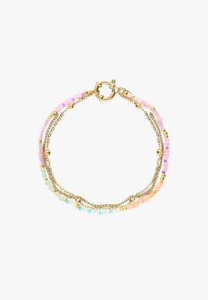 Delicate armband met gouden kettingen en meerkleurige pastelkralen, bevestigd met een ronde gouden sluiting.