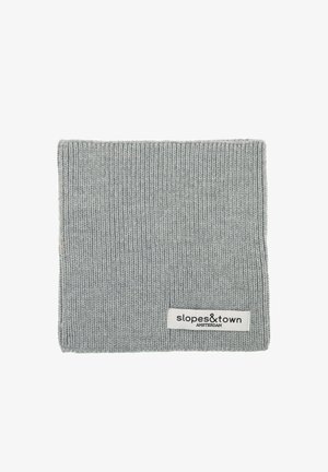 Grijze gebreide halswarmer met een geribbelde textuur en een klein wit label met de tekst "slopes&town AMSTERDAM."