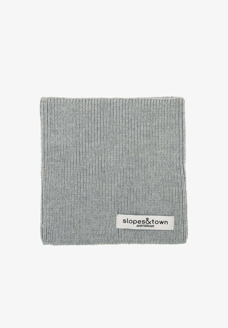 Colletto in maglia grigia con una texture a costine e un piccolo etichetta bianca che recita "slopes&town AMSTERDAM."