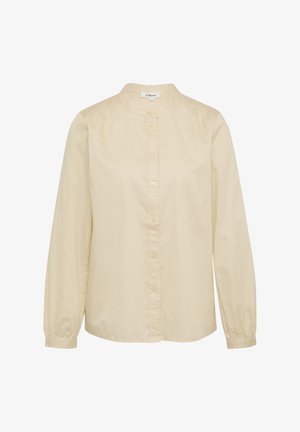 Beżowa bawełniana bluzka z długim rękawem, wysokim kołnierzem i zapięciem na guziki. Miękka tekstura, lekko luźny krój oraz marszczenia na ramionach.