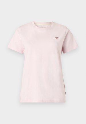 Hellrosa Kurzarm-T-Shirt mit Rundhalsausschnitt und kleinem rotem und weißem dreieckigem Guess Jeans Logo auf der linken Brust.