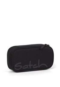 Astuccio nero in tessuto con una superficie liscia, caratterizzato da un logo grigio in evidenza su un lato e una chiusura con cerniera lungo la parte superiore.