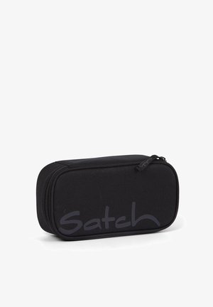 Astuccio nero in tessuto con una superficie liscia, caratterizzato da un logo grigio in evidenza su un lato e una chiusura con cerniera lungo la parte superiore.