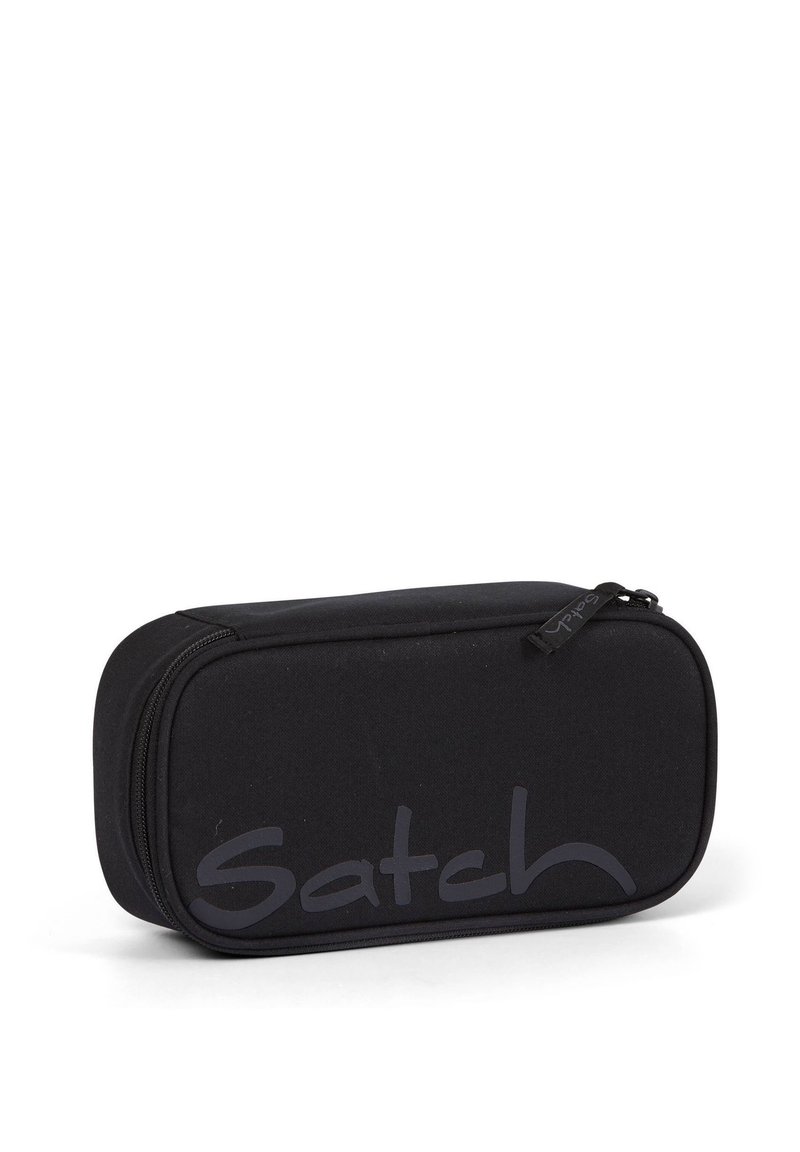 Astuccio nero in tessuto con una superficie liscia, caratterizzato da un logo grigio in evidenza su un lato e una chiusura con cerniera lungo la parte superiore.