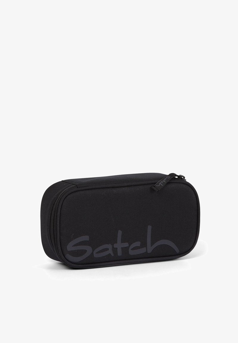 Schwarz rechteckiger Federmäppchen mit Reißverschluss, aus Stoff gefertigt. Auf der Vorderseite befindet sich das Wort "Satch" in großen grauen Buchstaben.