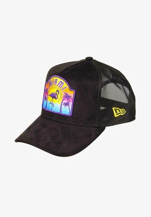 Schwarze Trucker-Cap mit Mesh-Panels, die ein farbenfrohes Miami-Motiv, Palmen und einen Flamingo zeigt. Gelbe Akzente an der Seite.