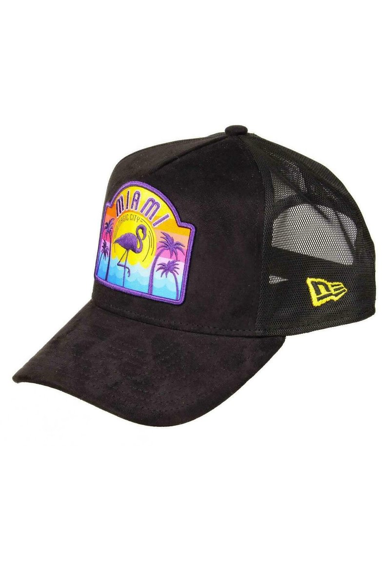 Schwarze Trucker-Cap mit Mesh-Panels, die ein farbenfrohes Miami-Motiv, Palmen und einen Flamingo zeigt. Gelbe Akzente an der Seite.