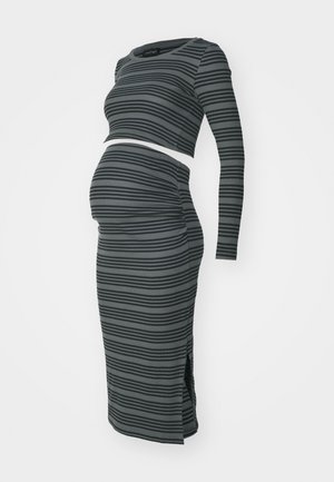 Nosečni komplet dveh delov, ki vključuje dolgo rjavobluzo z modrimi črtami in oprijeto krilo s stranskim razporkom, izdelan iz mehkega, raztegljivega materiala v temno sivi barvi.