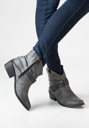 Botki kowbojki i motocyklowe