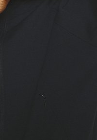 Dunkelblaues Zip-Up-Jacke aus strukturiertem Stoff, mit schrägem Vordernaht und einer dezenten Reißverschlusstasche auf der linken Seite.