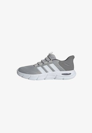 Grauer und weißer Sportschuh mit weißer Sohle, Mesh-Obermaterial, Schnürdesign und gebrandeten Streifen an der Seite, im linken Profil dargestellt.