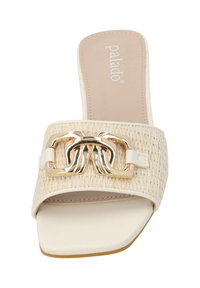 Beige geflochtene Rutsche-Sandale mit breitem Riemen, goldenen Hardware-Akzenten und einem glatten Innenbereich. Die Sohle ist flach mit einer abgerundeten Kante.