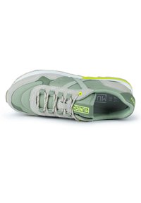 Zapatilla verde y gris con parte superior de ante y malla, que presenta acentos texturizados y un logo amarillo brillante en el talón y la lengüeta.
