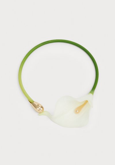 Groene cirkelvormige kraag van flexibel materiaal, voorzien van een witte calla lelie en gouden accenten aan de uiteinden. Gladde textuur en eigentijds ontwerp.