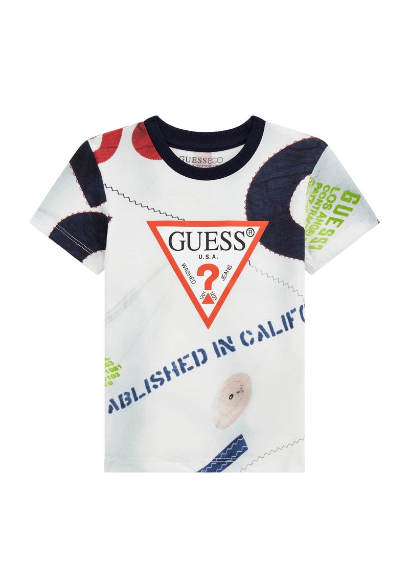 T-shirt bianca a maniche corte con colletto blu navy, caratterizzata da un logo triangolare rosso e vari motivi circolari multicolori con dettagli testuali.
