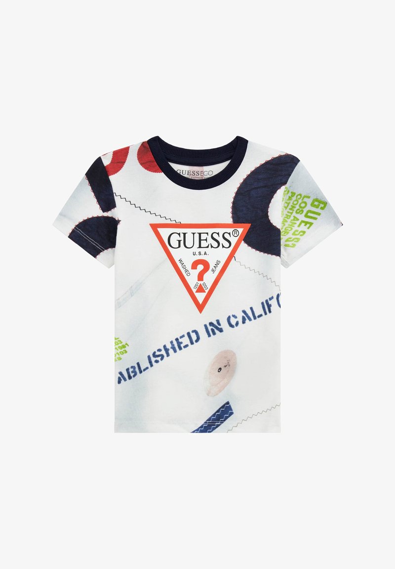 T-shirt bianca a maniche corte con colletto blu navy, caratterizzata da un logo triangolare rosso e vari motivi circolari multicolori con dettagli testuali.