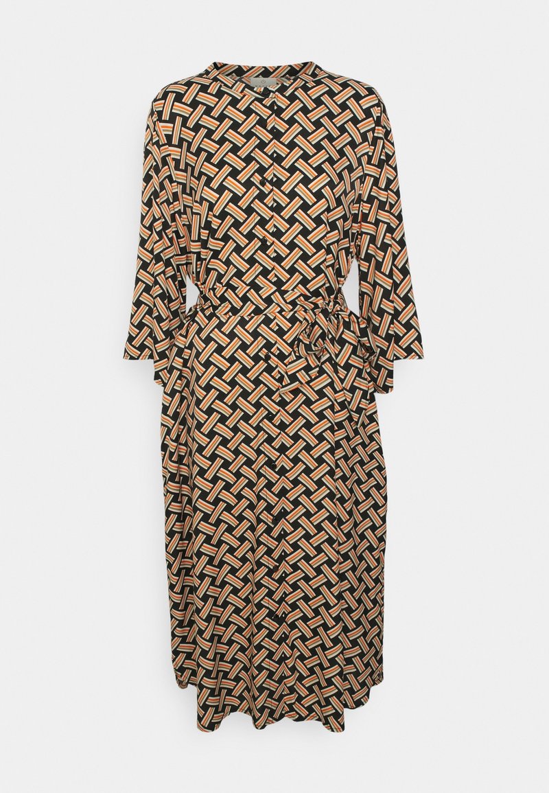 Robe longue noire avec motif de rayures géométriques orange, beige et blanc, fermeture à boutons sur le devant, taille à nouer et manches trois quarts.