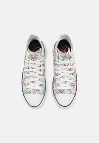 Hoge sneakers met een witte stoffen bovenkant, een kleurrijk abstract patroon, witte veters en zwarte rubberen zolen, met een rond teenontwerp.