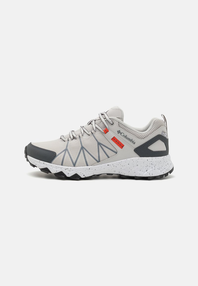 Chaussure de sport gris clair avec tige en maille, accents gris foncé, rainures flexibles à motifs et semelle intermédiaire blanche mouchetée. Dotée d'une languette et de lacets.