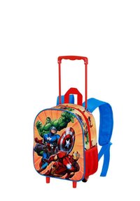 Sac à dos à roues pour enfants avec une poignée rouge et des bretelles, arborant un imprimé coloré de super-héros sur un fond orange vif.