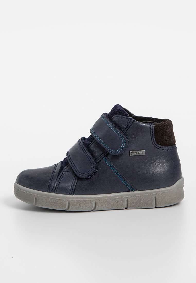 Marineblaue Leder-Hochschuhe mit zwei Klettverschlüssen, grauer Gummisohle und hellblauen Nähakzenten. Mit einem wasserdichten GORE-TEX-Label.