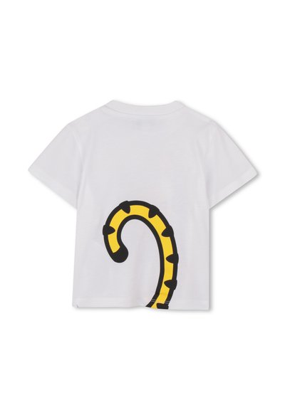 T-shirt en coton blanc avec un grand motif incurvé jaune et des accents noirs au dos. Manches courtes avec un col rond.
