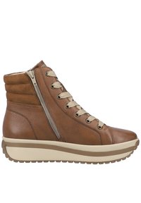 Baskets montantes en cuir brun avec des panneaux texturés, un laçage frontal et une fermeture éclair sur le côté. Dotées d'une semelle en caoutchouc au design superposé.