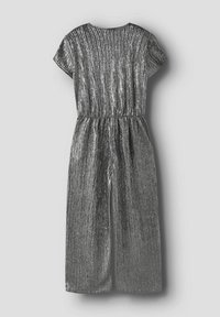 Srebrny metaliczny kombinezon z krótkimi rękawami, teksturowanymi pionowymi paskami, elastyczną talią i szerokimi nogawkami, prezentujący gładkie błyszczące wykończenie.