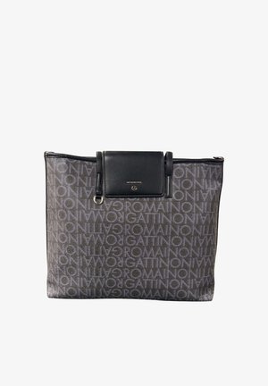 Borsa tote rettangolare grigia e nera con motivo a testo ripetuto "GATTINONI ROMA" e patta in pelle nera con emblema del logo argentato.