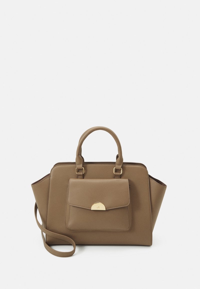 Sac à main structuré taupe avec poignées supérieures, poche avant à rabat avec fermoir doré, et bandoulière amovible sur fond blanc.