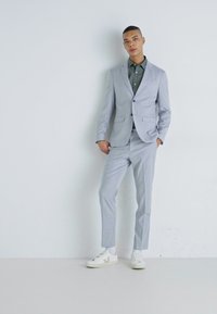 Selected Homme SLHSLIM CEDRIC STRUCTURE SUIT - Odijelo - medium grey melange