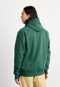 Carhartt WIP HOODED CHASE - Sweatshirt - sycamore tree/gold