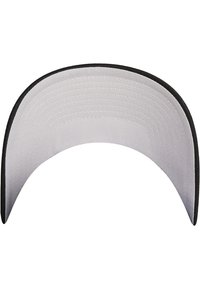 Baseballcap med flad skygge; hvidt stof på indersiden med fin tekstur og sort syning langs kanten. Ingen logoer eller udsmykninger til stede.