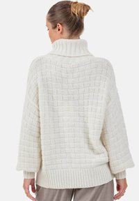 Cremefarbener, gestrickter Pullover mit hohem Kragen, einem strukturierten Korbgewebe-Muster, lockeren Ärmeln sowie gerippten Bündchen und Saum.