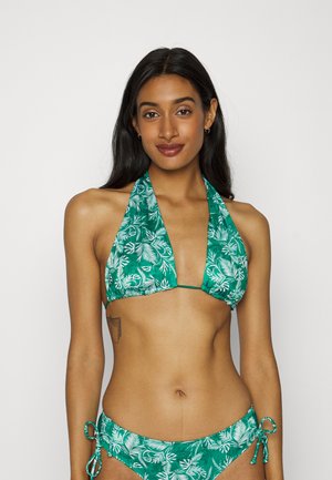 Conjunto de biquíni verde com parte de cima tipo halter e parte de baixo com laço lateral. Apresenta um padrão de folhas tropicais e uma textura lisa e brilhante.