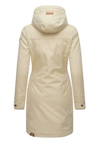 Beige geïsoleerde parka, middelmatig van lengte met een capuchon, voorzien van een gladde textuur, knoopmanchetten en een leren label op de achterkant met het merk.