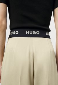 HUGO HANIANA - Παντελόνι - medium beige